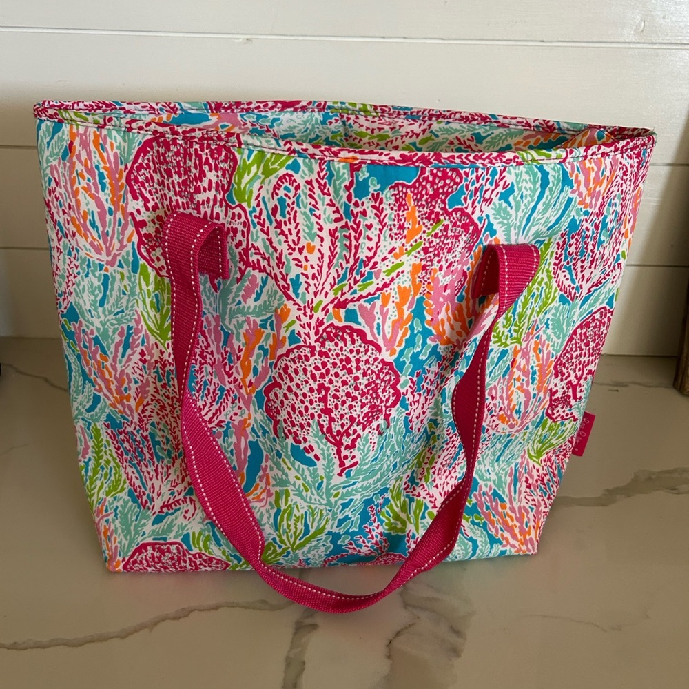 Lilly Pulitzer insulated bag, 14 1/2 (H), 20(W), has small Rip inside - Picture 2 of 5